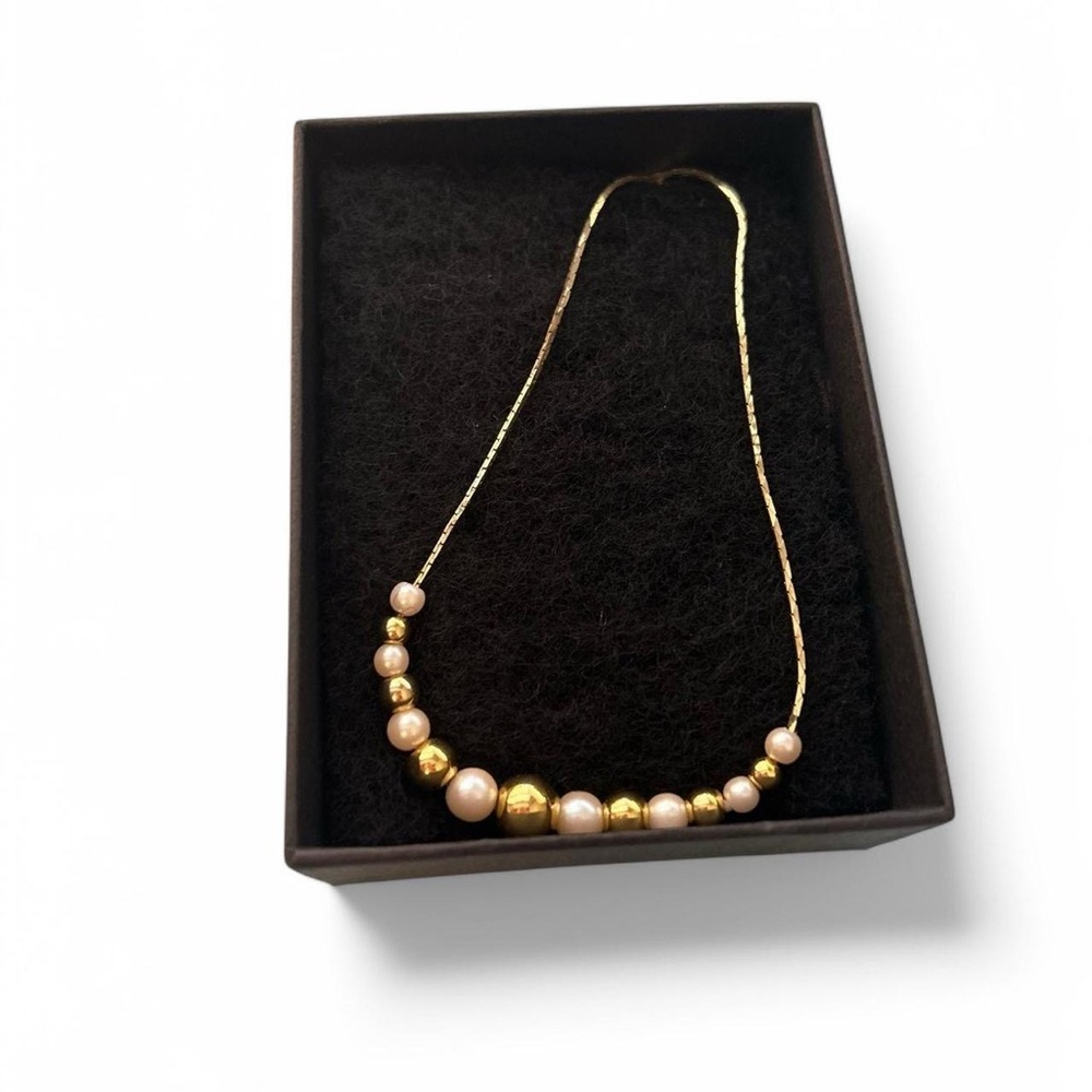 Elegant Gold and Pearl Necklace
